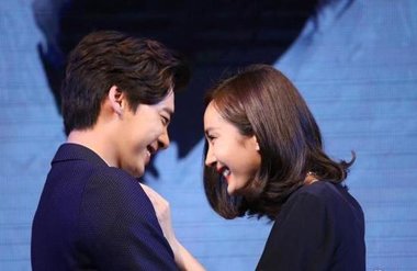 杨幂遭李易峰袭胸? 杨幂则大方表示黑脸、吃醋为假