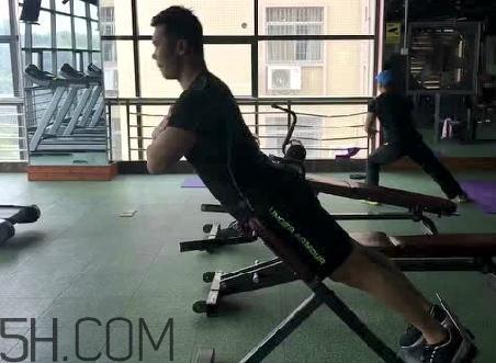 山羊挺身和硬拉哪个好？山羊挺身动作的好处