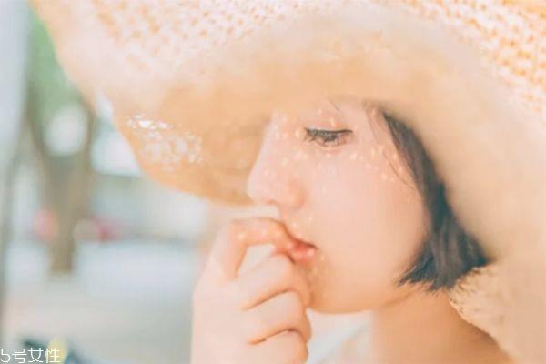 皮肤晒黑抹什么护肤品 全身美白要这样 皮肤晒黑抹什么护肤品 全身美白要这样