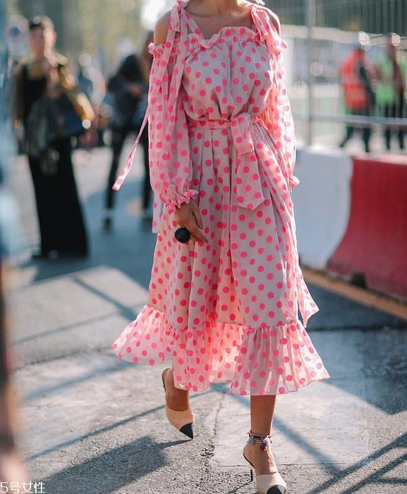 一字肩连衣裙图片 夏季一字肩连衣裙