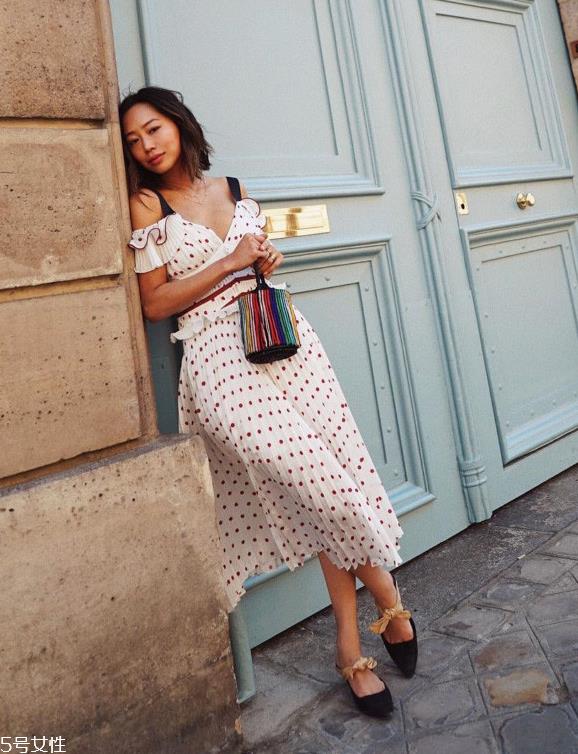 一字肩连衣裙图片 夏季一字肩连衣裙