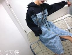 牛仔裙配什么颜色丝袜？牛仔裙搭配排雷