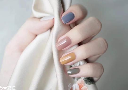 莫兰迪色美甲怎么做 莫兰迪色美甲简单diy教程 莫兰迪色美甲怎么做 莫兰迪色美甲简单diy教程