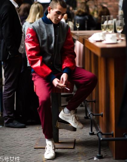 小白鞋前面挤脚怎么办？小白鞋前面挤脚解决方法