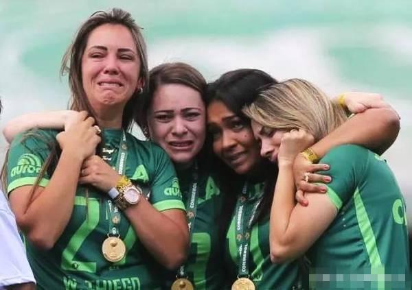 飞机失事,1男和9名空姐遇难荒岛,8年后获救,已有69人