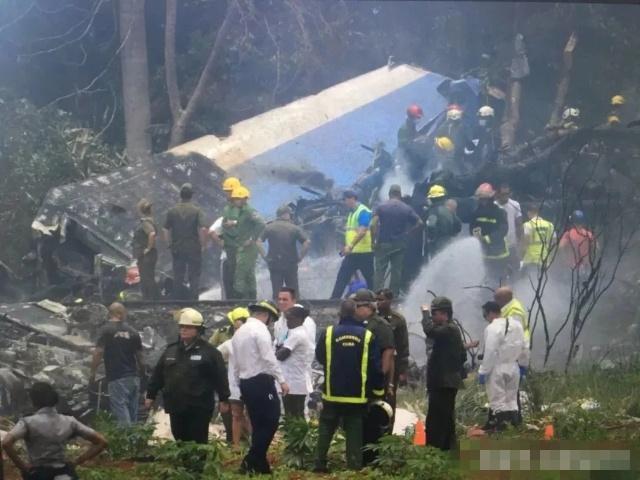 飞机失事,1男和9名空姐遇难荒岛,8年后获救,已有69人