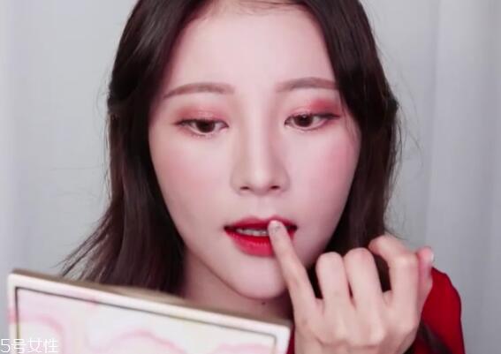 西柚色眼影适合什么人 西柚色眼影适合的肤色