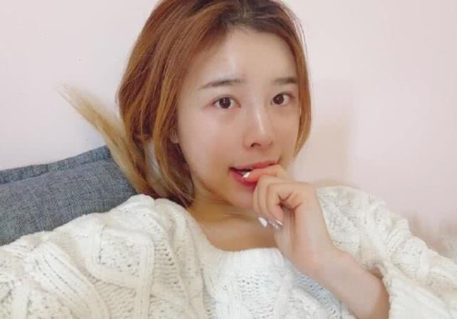 糖小幽秀出素颜照片，油光满面让人不敢认，和化妆后判若两人