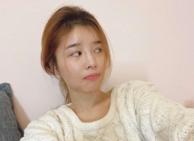 糖小幽秀出素颜照片，油光满面让人不敢认，和化妆后判若两人