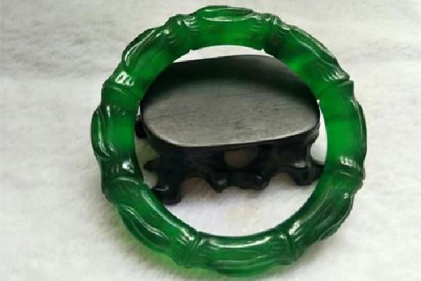 帝王绿翡翠怎么鉴别真假 帝王绿翡翠会不会起刚 帝王绿翡翠怎么鉴别真假 帝王绿翡翠会不会起刚