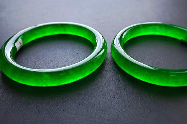 帝王绿翡翠怎么鉴别真假 帝王绿翡翠会不会起刚 帝王绿翡翠怎么鉴别真假 帝王绿翡翠会不会起刚