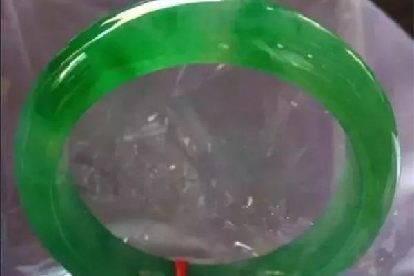 帝王绿翡翠怎么鉴别真假 帝王绿翡翠会不会起刚 帝王绿翡翠怎么鉴别真假 帝王绿翡翠会不会起刚