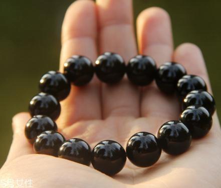 黑玛瑙手串戴哪只手?黑玛瑙手串佩戴忌讳 黑玛瑙手串戴哪只手?黑玛瑙手串佩戴忌讳