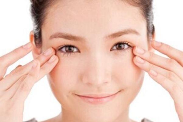 眼部细纹可以热敷吗 眼部细纹能淡化吗 眼部细纹可以热敷吗 眼部细纹能淡化吗