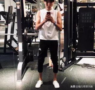 ​20岁乌达木最新照片曝光 变成大帅哥了