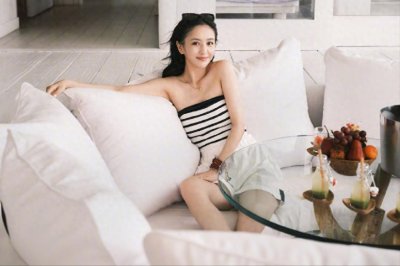 ​佟丽娅慵懒假日写真大片，40岁魅力不减，抹胸上衣展现迷人锁骨