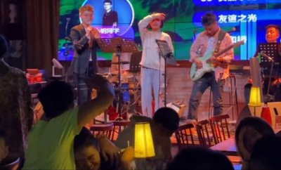 ​张常宁现身酒吧，笑容灿烂依偎在CBA球星怀中，和富豪丈夫狂欢