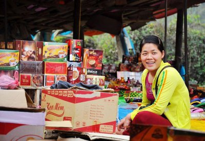 ​中越53号界碑边贸市场，越南特色商品令人大开眼界