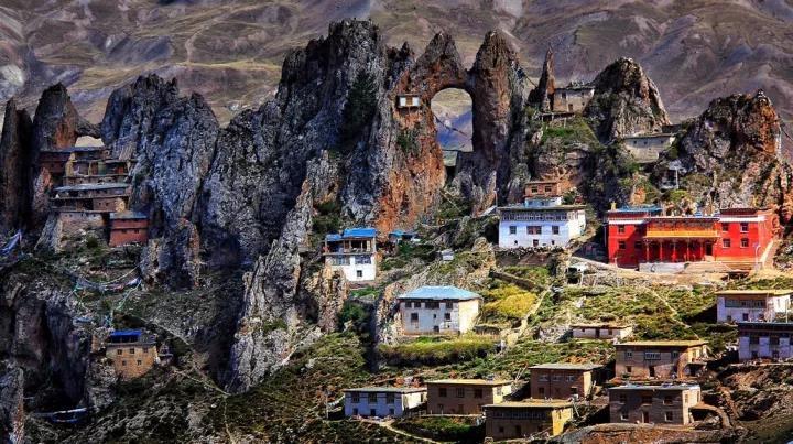 格鲁派六大寺庙，其中四座在这里，就连甘南的拉卜楞寺都在模仿