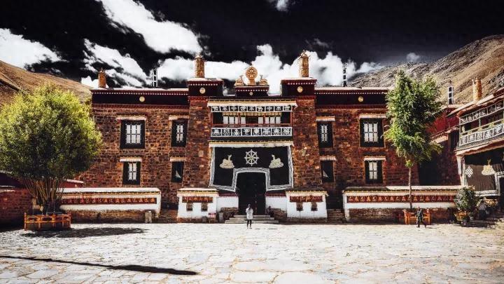 格鲁派六大寺庙，其中四座在这里，就连甘南的拉卜楞寺都在模仿