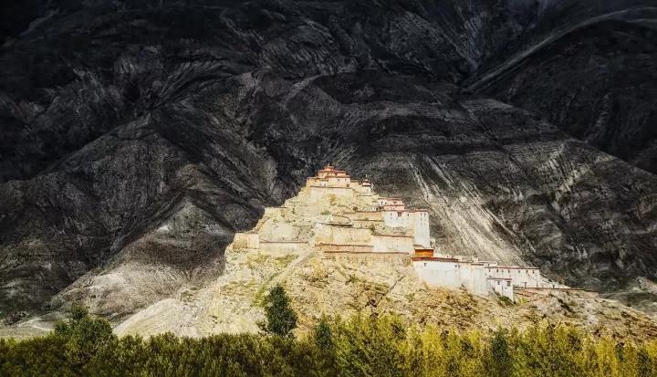 格鲁派六大寺庙，其中四座在这里，就连甘南的拉卜楞寺都在模仿