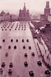 ​唐铎：在苏联莫斯科红场庆典上驾机成功飞越“禁飞区”的中国第一人