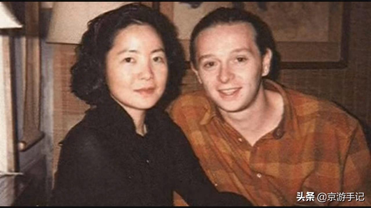 邓丽君老照片：英年早逝，左脸上惊现巴掌印，图9墓地葬在龙脉上