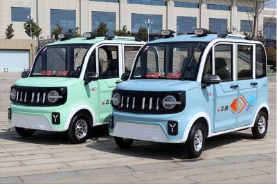 ​2款四轮老年代步车，可载5人，油电两用、冷暖空调，适合老人驾驶