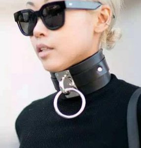 ​美女爱带的“狗项圈” 竟是上层社会的弄潮儿