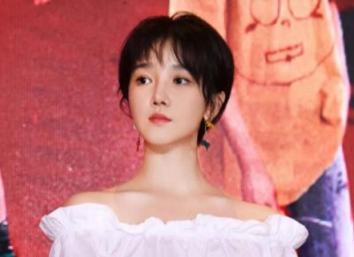 ​32岁陈小纭写真照曝光，穿花色开叉裙、秀一字马，大长腿实力抢镜