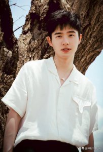 ​刘昊然非洲重现虎牙笑，“化身一暖、二撩、三暴击的风系少年”