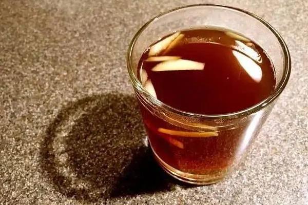 生姜红糖水是用老姜好还是用鲜姜 生姜红糖水怎么煮