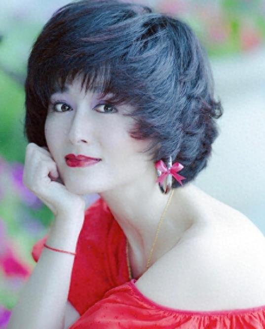 不老传说！潘迎紫近照皮肤粉嫩紧致，看不出已经70岁高龄