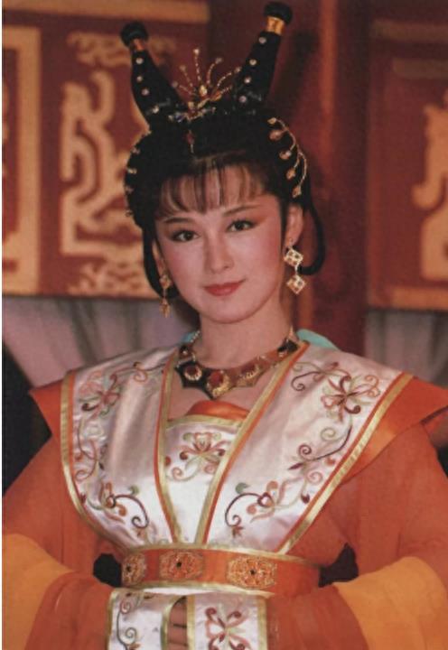 不老传说！潘迎紫近照皮肤粉嫩紧致，看不出已经70岁高龄