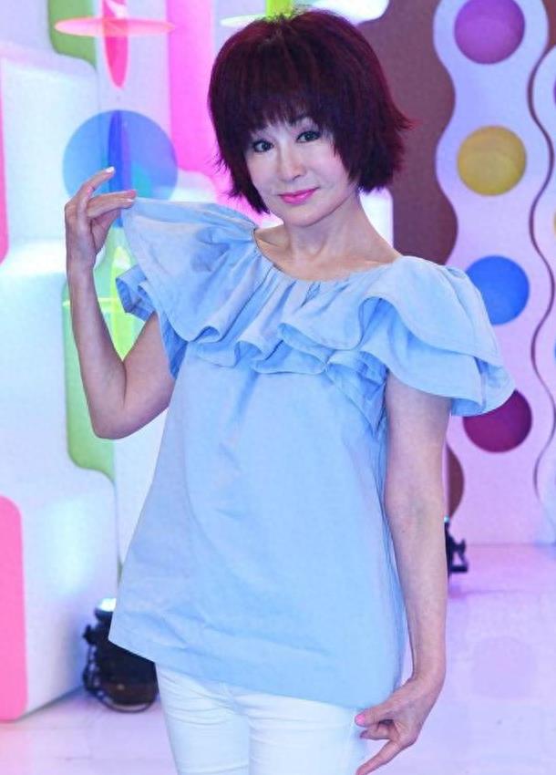 不老传说！潘迎紫近照皮肤粉嫩紧致，看不出已经70岁高龄