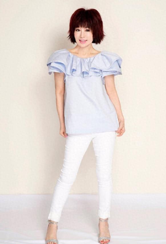 不老传说！潘迎紫近照皮肤粉嫩紧致，看不出已经70岁高龄