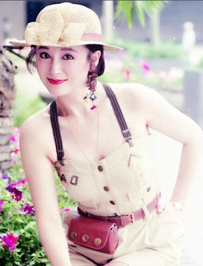 不老传说！潘迎紫近照皮肤粉嫩紧致，看不出已经70岁高龄