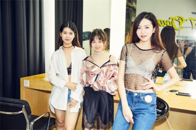 ​逆袭！小胸妹子也可以很性感，淘宝商家月薪十万招聘小胸内衣模特