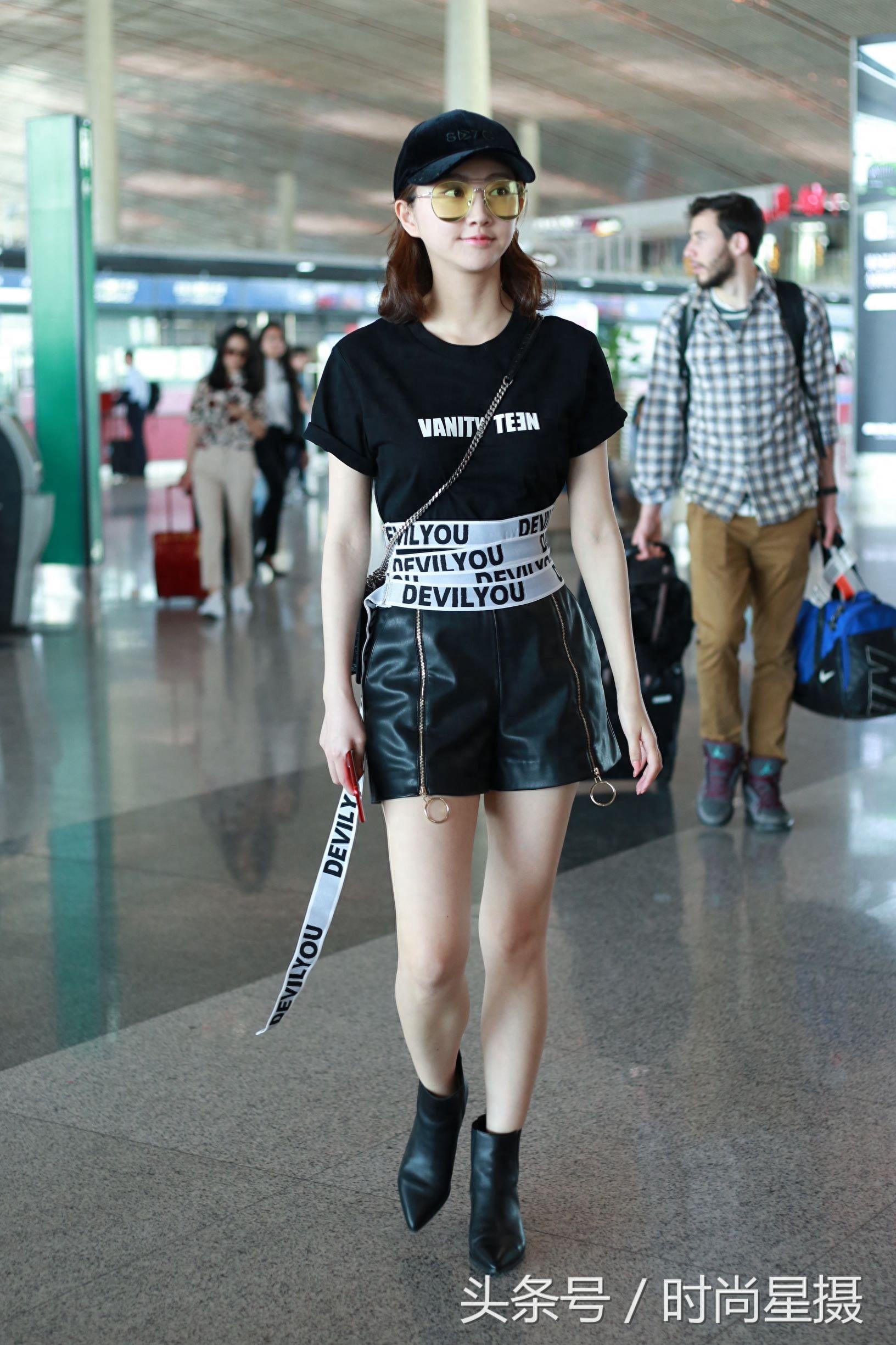 景甜现身机场露腿让人大饱眼福,乖乖女的样子太可爱了