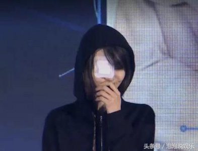 ​郑爽继嘴角留疤后，眼睛又受伤，蒙着纱布为剧站台，粉丝好心疼