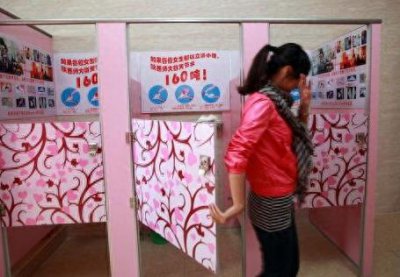 ​实拍女性站立式小便器