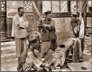 ​128年前的打屁股的照片，看得我屁股一阵刺痛