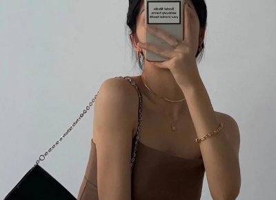 ​一女子不脱鞋就躺在床上睡觉，姐姐把她推下床：以后我家不欢迎你