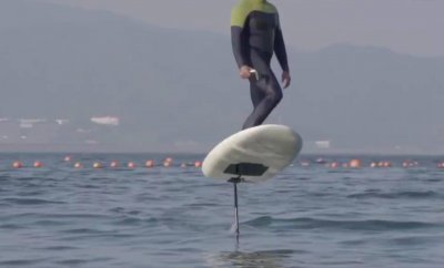 ​这种新型冲浪板普通人就能驾驭 而且不需要风浪 随时都能体验