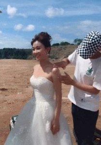 ​竟敢趁机占新娘子的便宜，真当新郎是摆设吗？搞笑动图