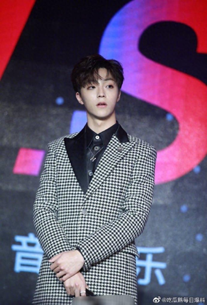 陈立农环球音乐签约发布会生图，今天状态如何