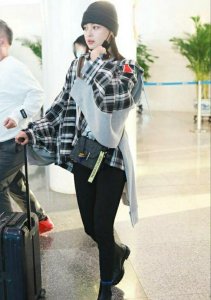 ​辛芷蕾同居风波首现身，素颜精神好，疑与翟天临相恋两年不离不弃