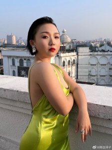 ​辣目洋子晒照“肉感美”！体重124斤成时尚女王，网友：粗腿也有春天