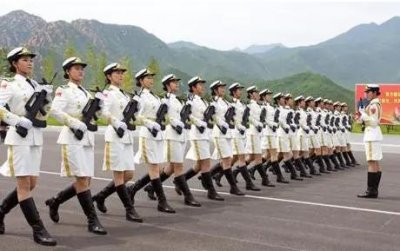 ​中国女子仪仗队巾帼不让须眉，相比男兵不逊色，国外网友纷纷点赞