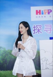 ​韩雪这次造型“小心机”满满，白色内搭配透视外套高级性感，好美